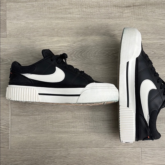 Nike Black and White Sneakers with Bold Design - Picture 3 of 5